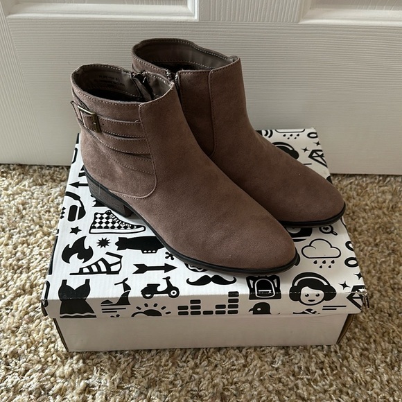✨Bamboo grayish taupe ankle boots with original box - Picture 1 of 7